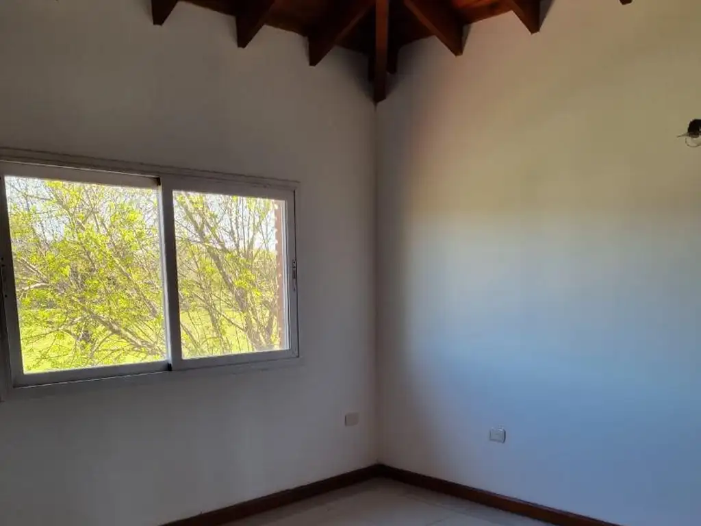 Casa en Venta - 6 ambientes - USD 290.000