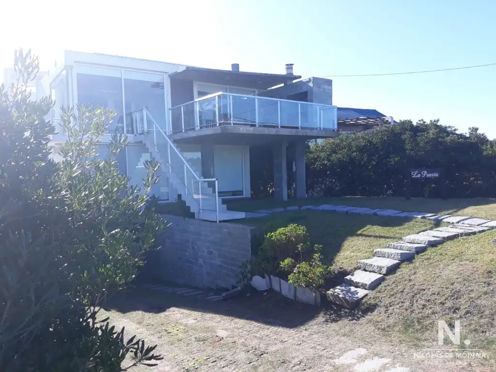 CASA DE 4 DORMITORIOS EN VENTA, FRENTE AL MAR EN JOSE IGNACIO