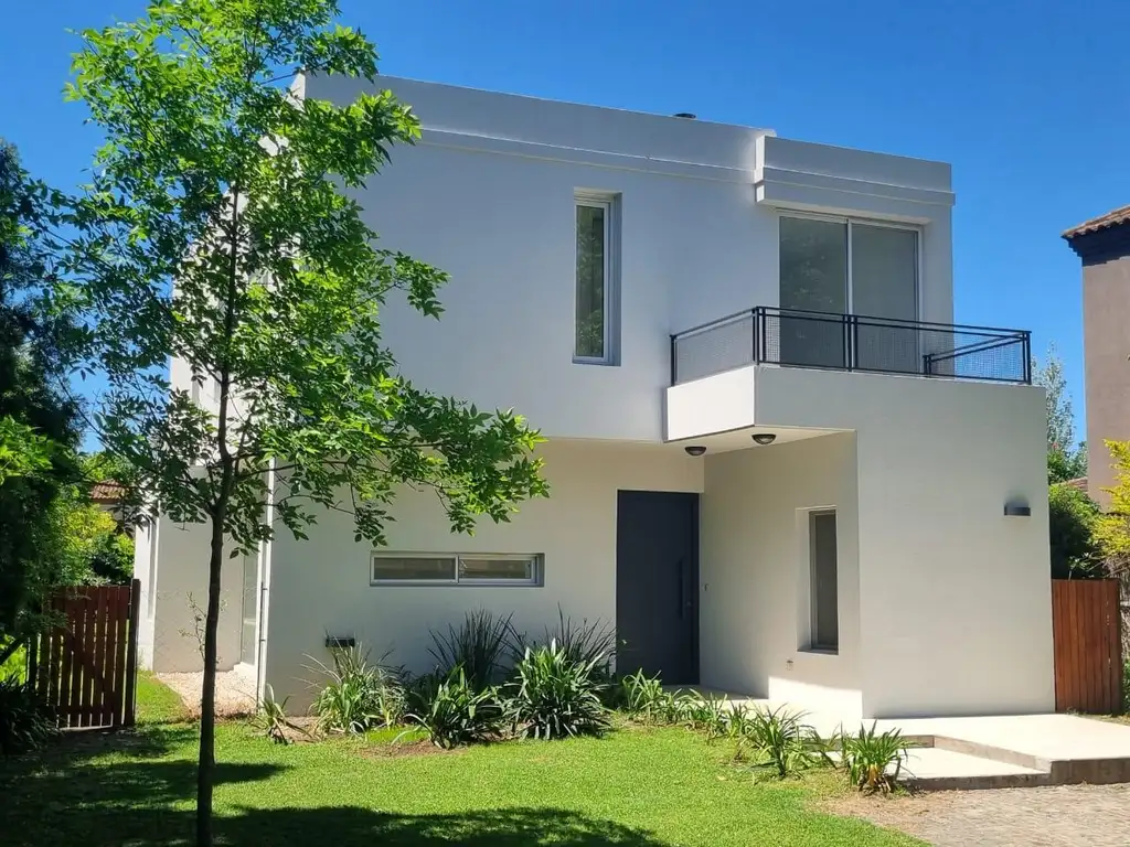 Casa de 5 ambientes con doble cochera y dependencia en venta  Santa Maria De Los Olivos