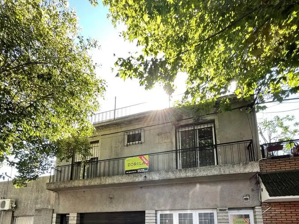 Casa en planta alta con cochera y terraza con parrillero-Dos dormitorios -Rosario