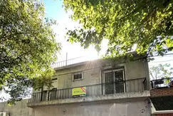 Casa en planta alta con cochera y terraza con parrillero-Dos dormitorios -Rosario