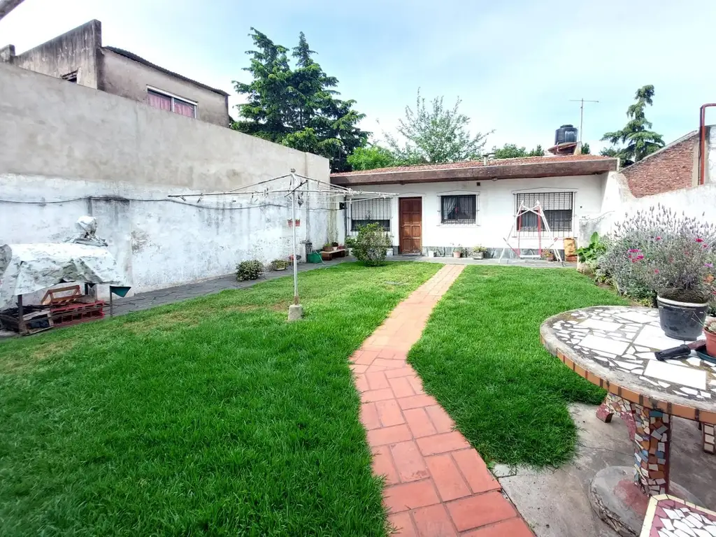 Casa en lote propio de 2 plantas con local y chalet beccar