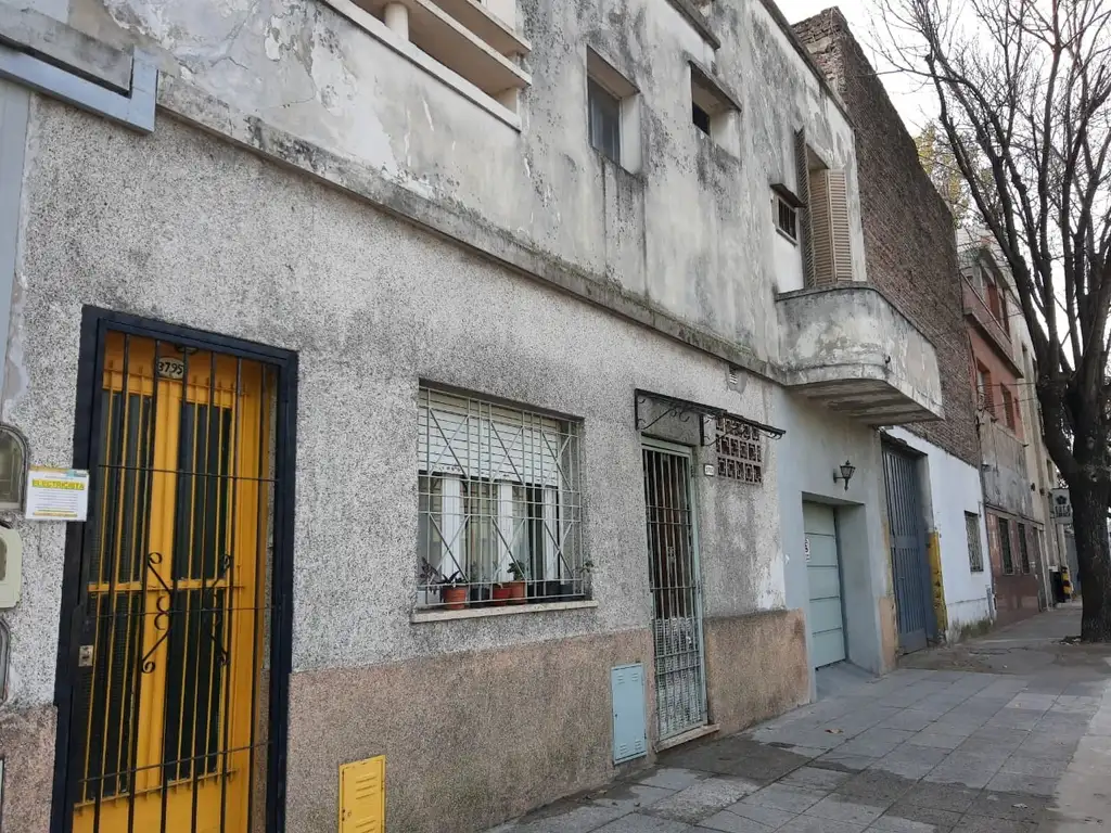 RETASADO  TIPO CASA EN PLANTA BAJA, AL FRENTE   EXCELENTE ESTADO   4 AMBIENTES, CON GARAGE