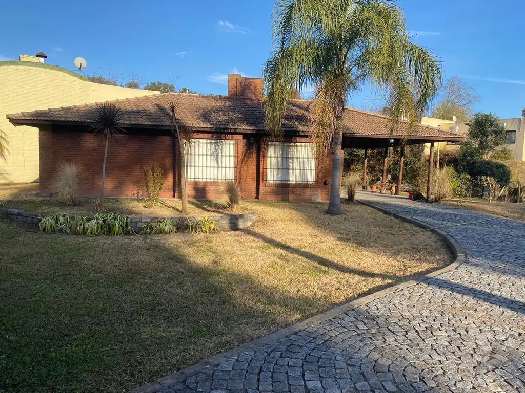 HERMOSA CASA QUINTA UBICADA EN BARRIO CERRADO MATHEU