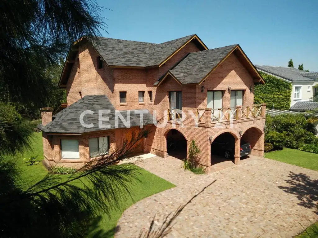 Lindísima casa de tres plantas en venta en La Isla Nordelta