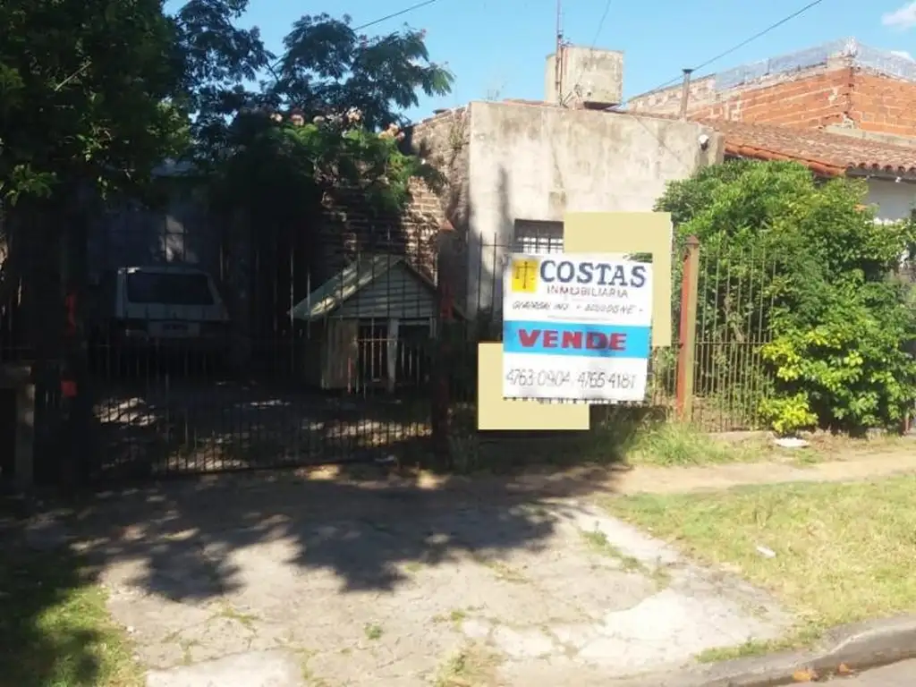 CASA A TERMINAR UNA CUADRA AV ROLON.-