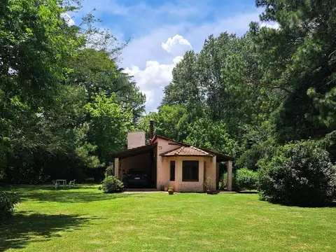 Casa en Club de campo El Moro. Lote amplio y muy arbolado!