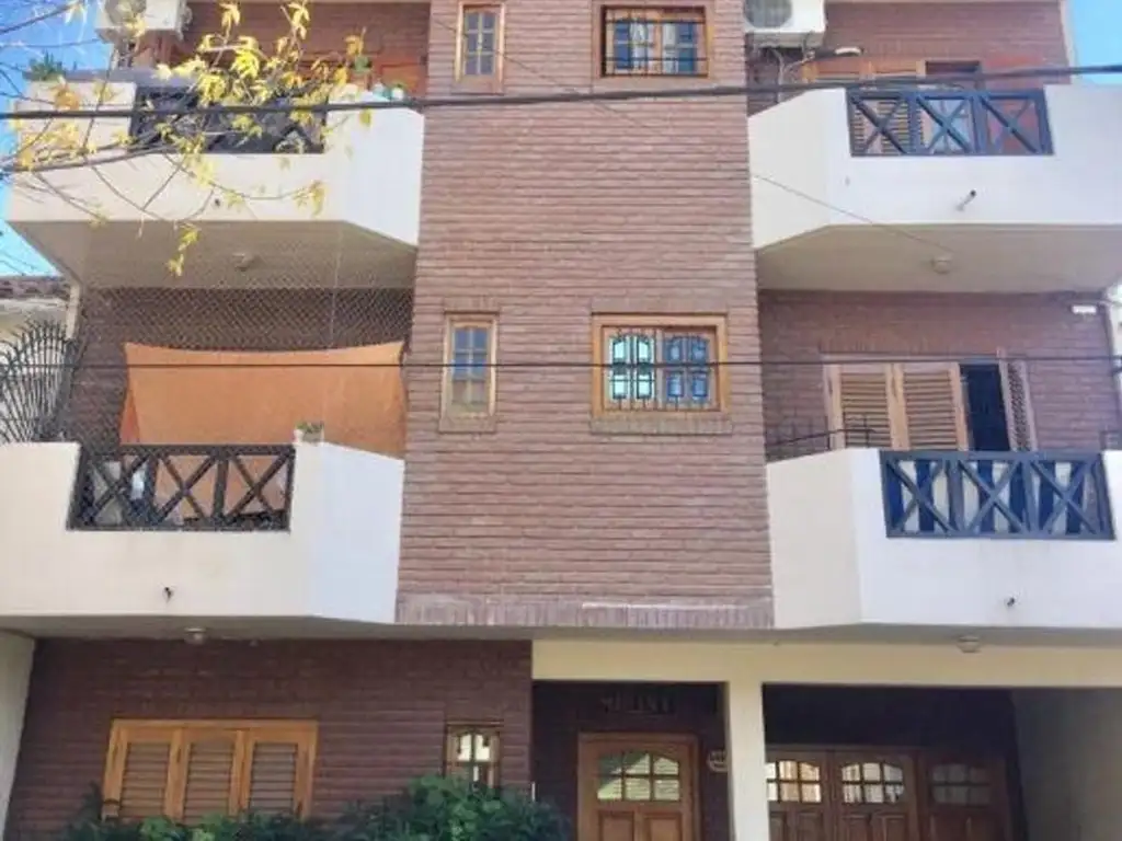 Departamento 3 ambientes al frente con balcón en venta