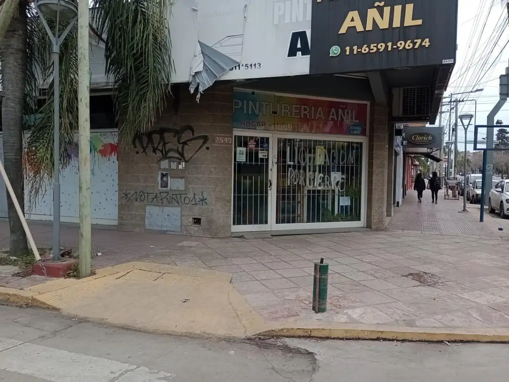 LOCAL COMERCIAL EN ESQUINA SOBRE AVENIDA