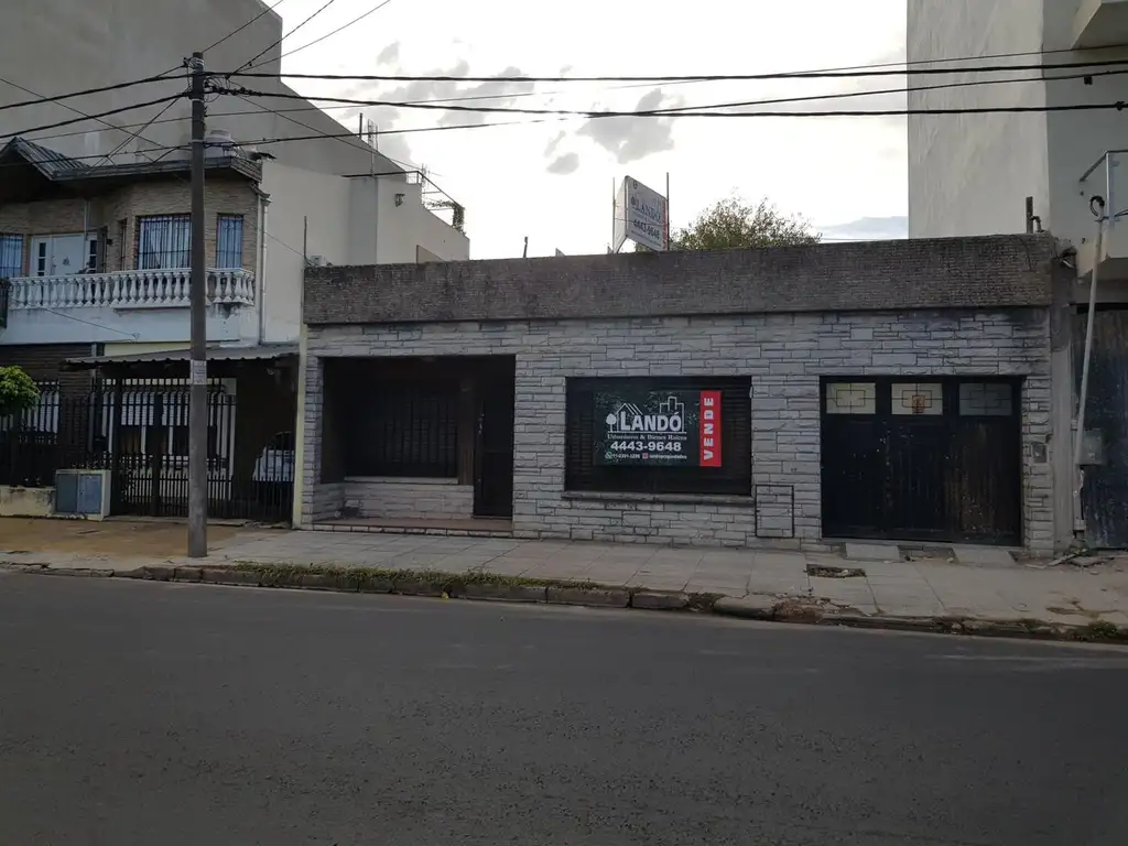 CASA EN LOTE PROPIO CON COCHERA Y FONDO LIBRE JARDÍN