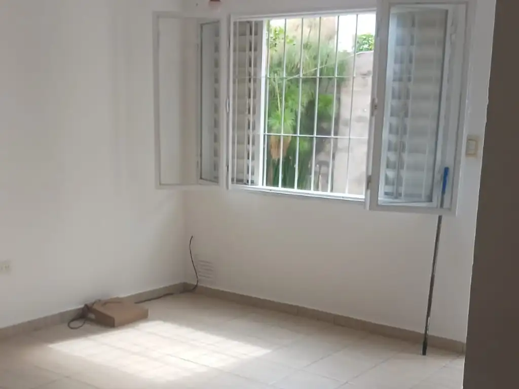 ALQUILO DPTO 1 DORMITORIO C PATIO COMUN CON ASADOR EN BARRIO JARDIN