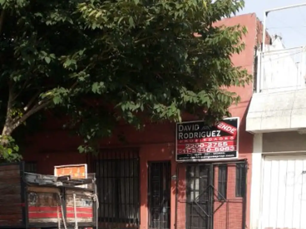 VENTA -  CASA DE 2 PLANTAS CON TRES DEPARTAMENTOS DE 2 AMBIENTES - MORON