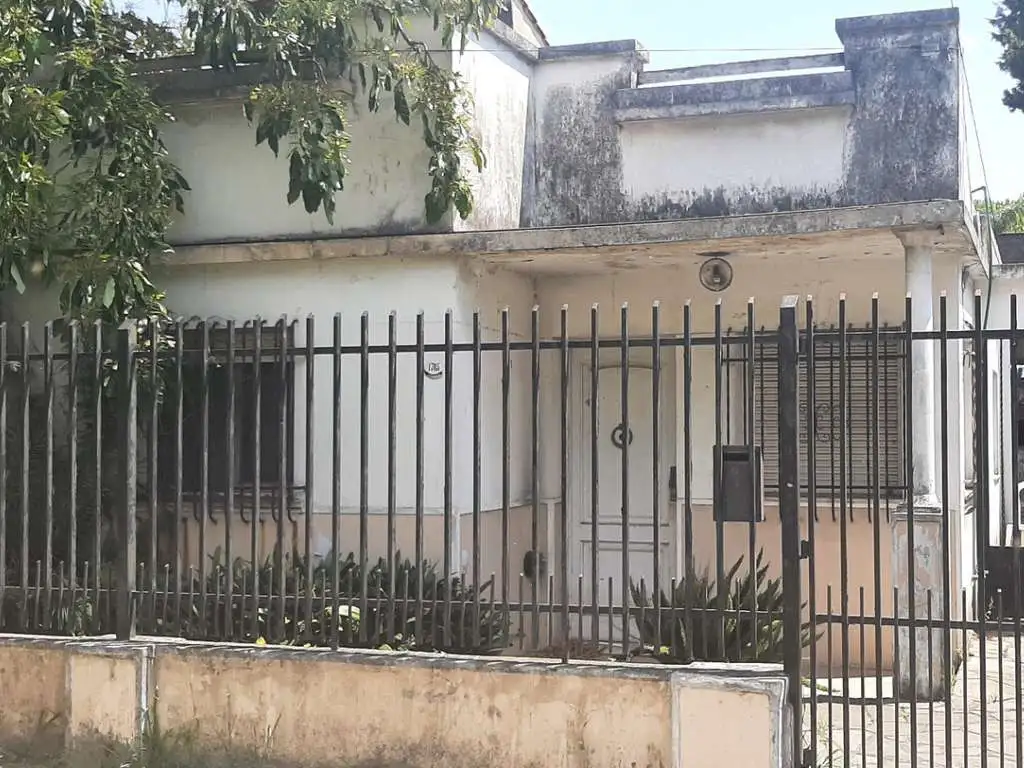 CASA A REFACCIONAR - CON MUY BUEN LOTE APTA PARA HACER HASTA 280m2