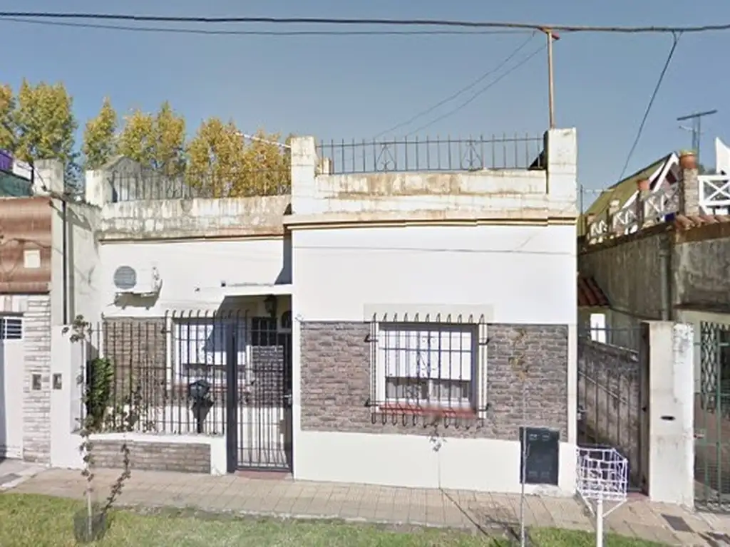 EXCELENTE ZONA CASA EN LOTE PROPIO A RECICLAR  3 AMB. CON JARDIN