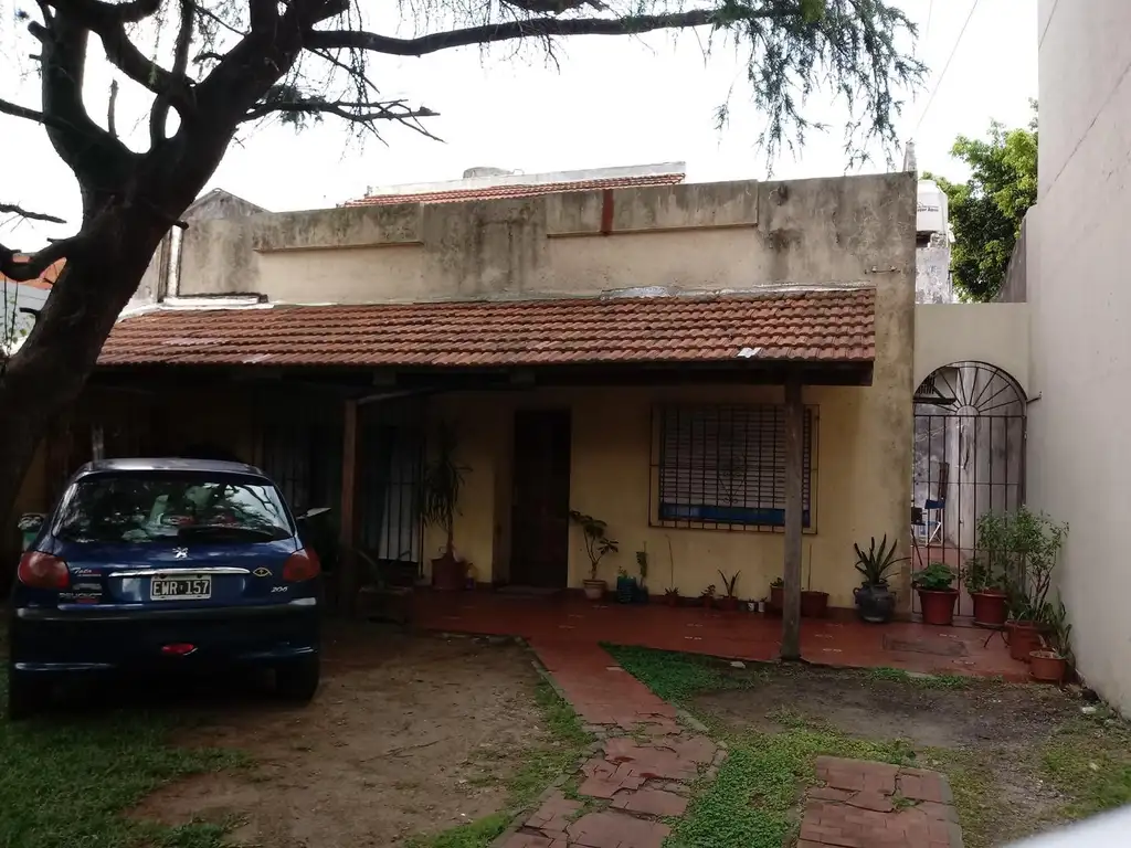 CASA 3 AMB EN VILLA LUZURIAGA EN LOTE PROPIO CON COCHERA