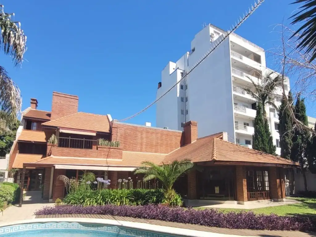 VENTA CASA 9 AMB. C/ PIILETA Y JARDIN EN LA PLATA