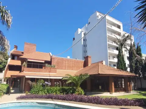 VENTA CASA 9 AMB. C/ PIILETA Y JARDIN EN LA PLATA