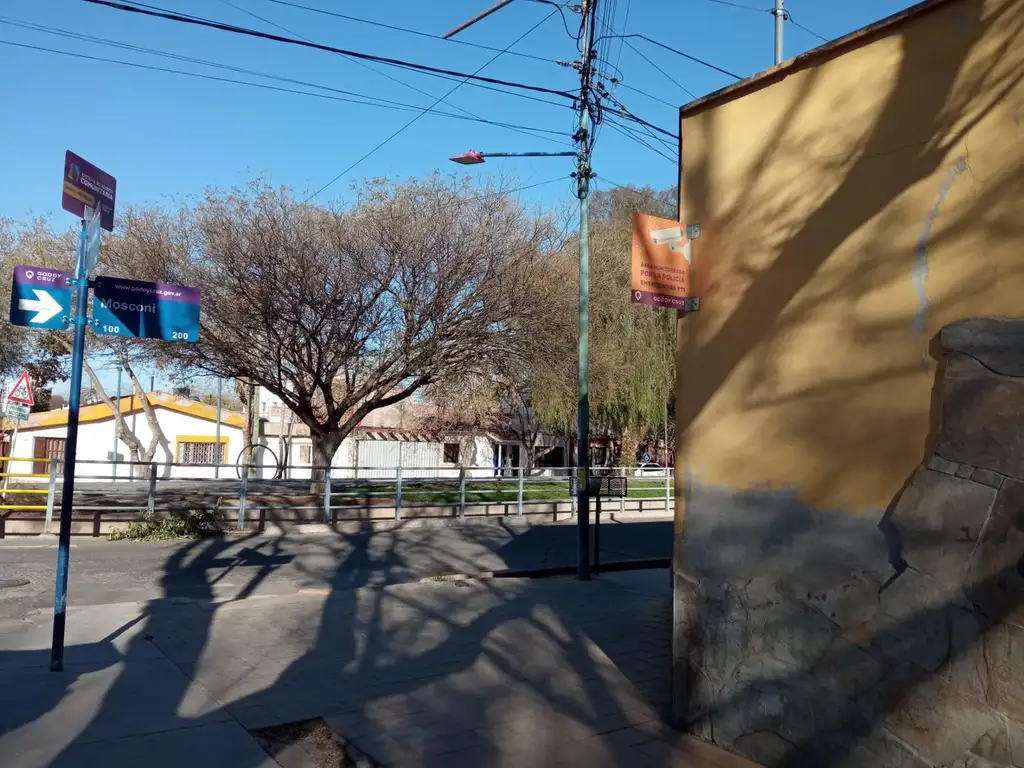 APTA PARA CRÉDITO. Esquina muy comercial frente a Ciclovia