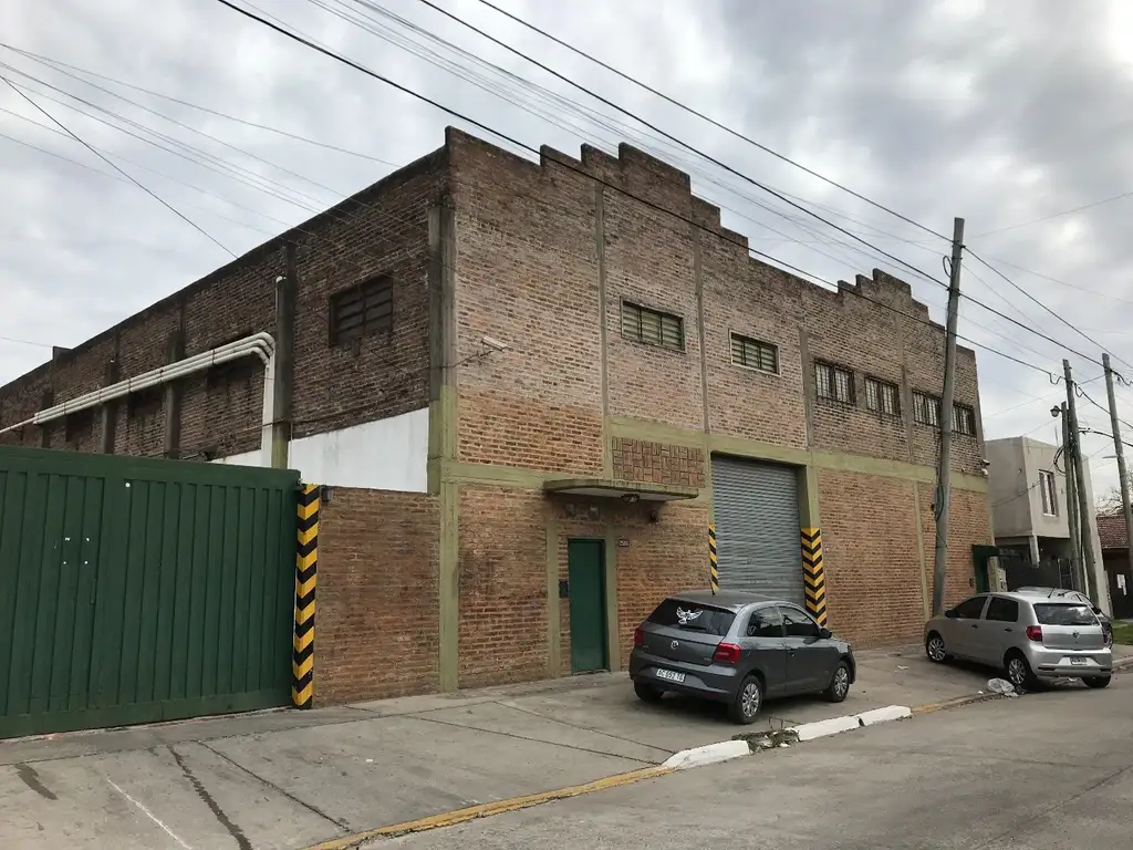 Galpon Industrial con salida a tres calles