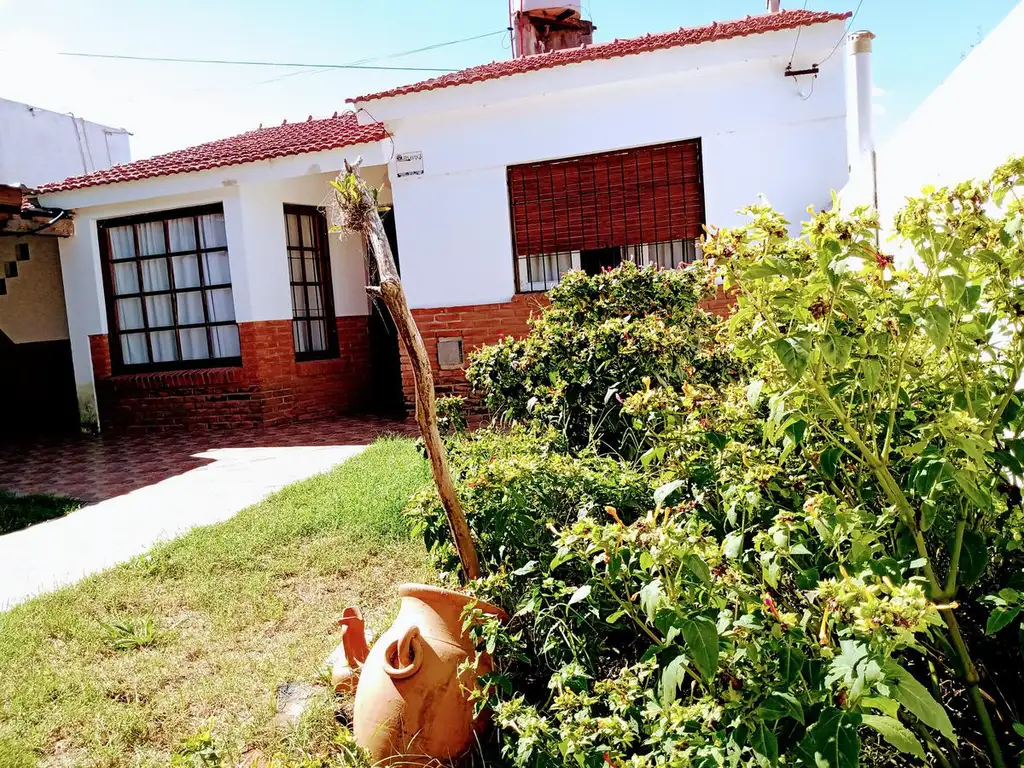 CASA EN VENTA MAR DE AJO CERCA DELMAR TRES AMBIENTES CON PATIO PARRILLA Y COCHERA GAS NATURAL