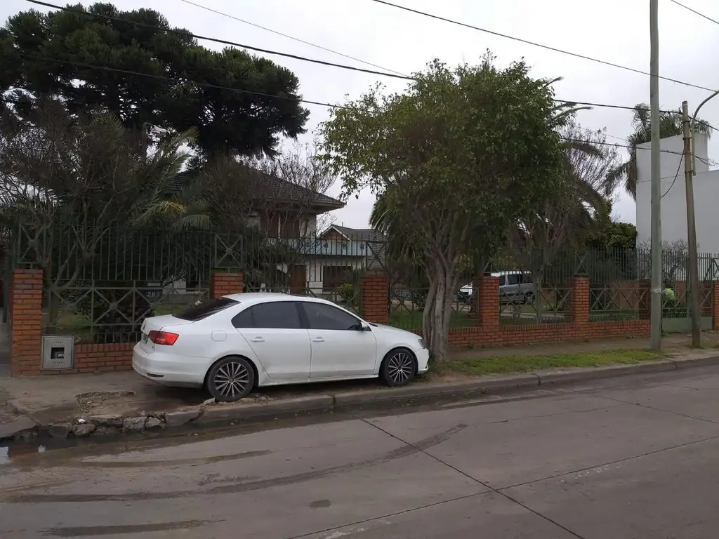 EXCELENTE CASA SOBRE 2 LOTES