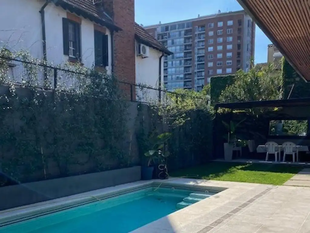 Casa de 5 ambientes en venta con jardin y pileta