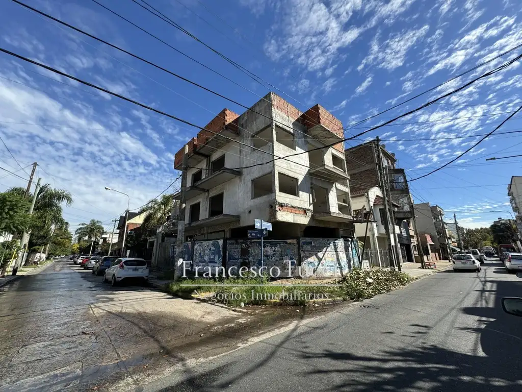 Edificio a concluir, 4 Departamentos con cocheras y local