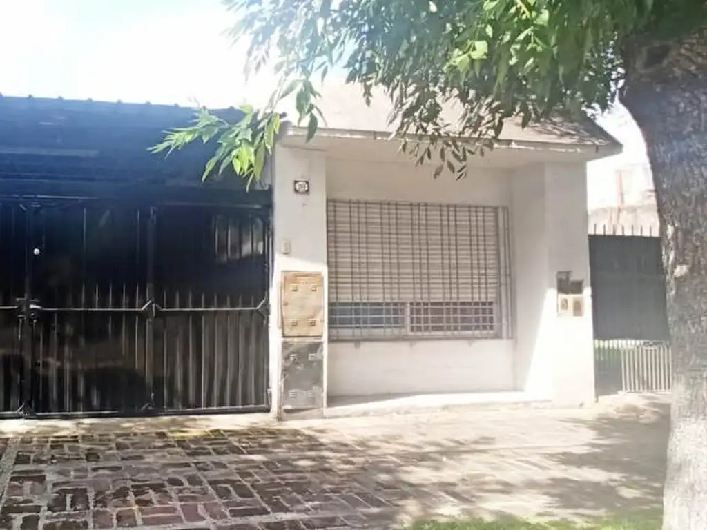 CASA EN PH AL FRENTE CON 3 DORMITORIOS COCHERA Y PATIO - Foto 0