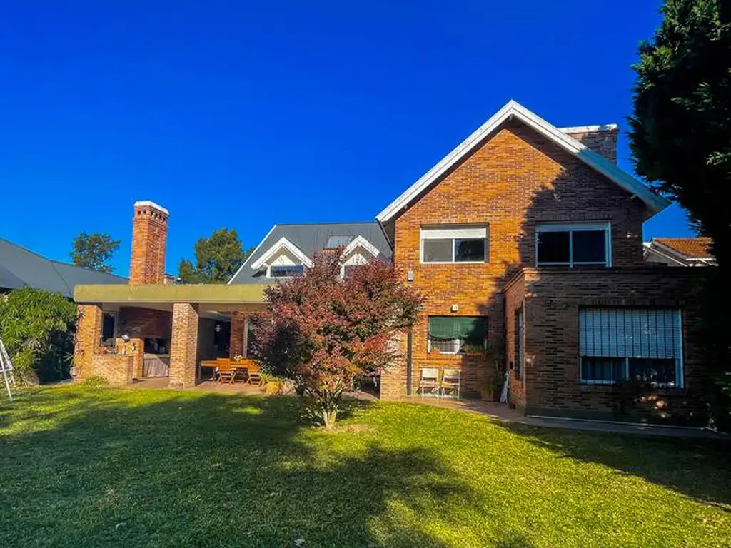 Hermosa casa de 4 dormitorios en amplio terreno con piscina en Fisherton.