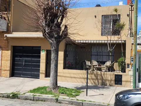 Casa S/lote de 8,66 x 32,45 mts  de 5 ambientes  + deposito