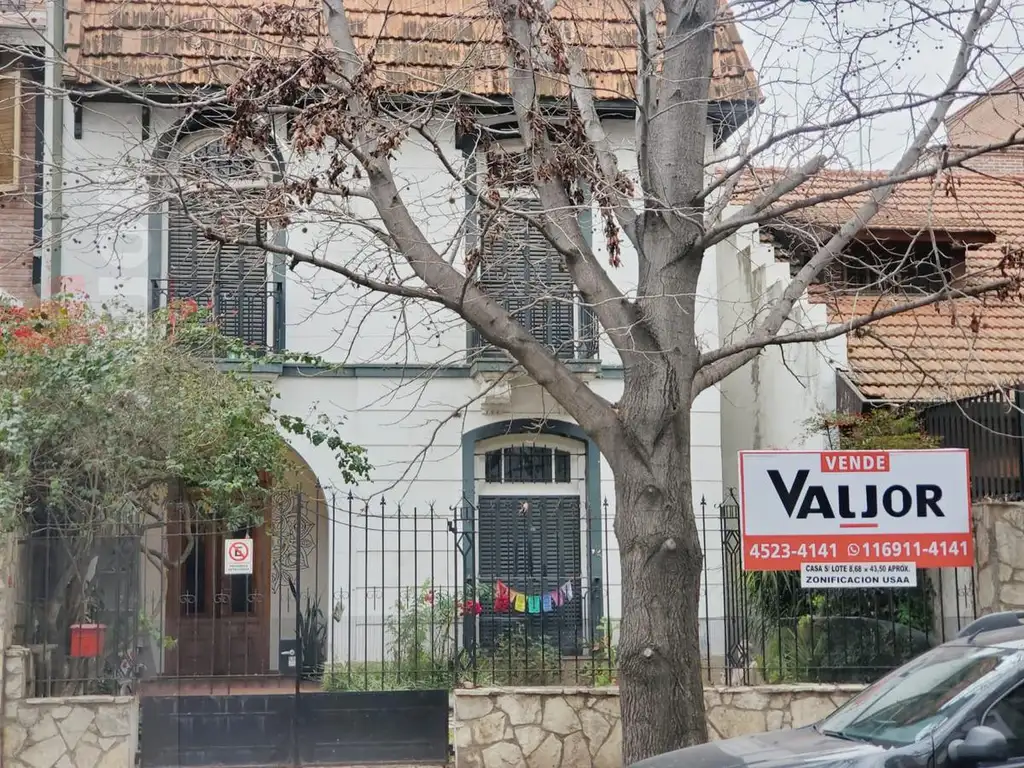 Espectacular casa de estilo, única por su estado  A mts. de Av. Triunvirato y de estación de Subte