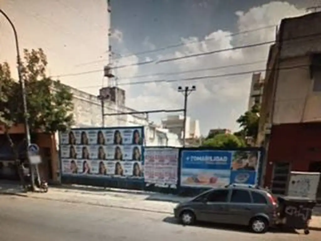 Terreno de doble frente sobre avenida en zona comercial