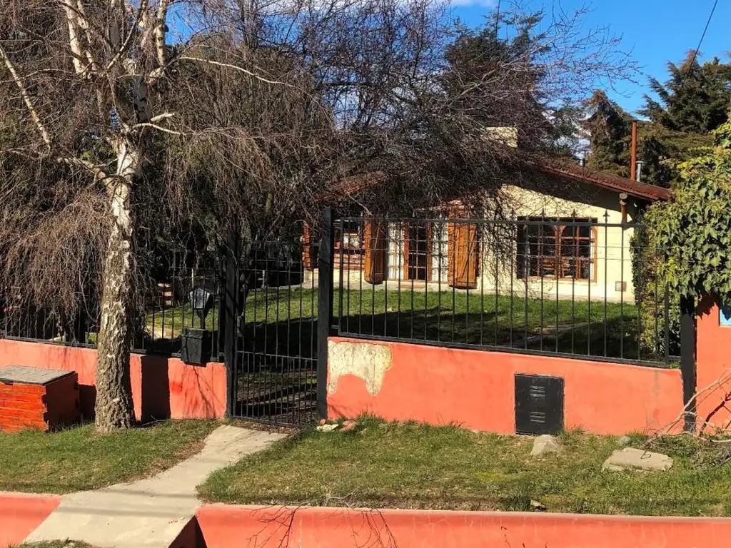 EXCELENTE CASA DE 3 DORMITORIOS Y MONOAMBIENTE EN MELIPAL