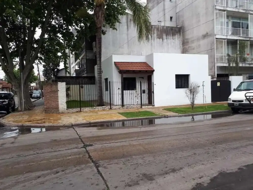 CASA DE 4 AMBIENTES A 2 CUADRAS DE LA ESTACION EN CASTELAR NORTE (2835)