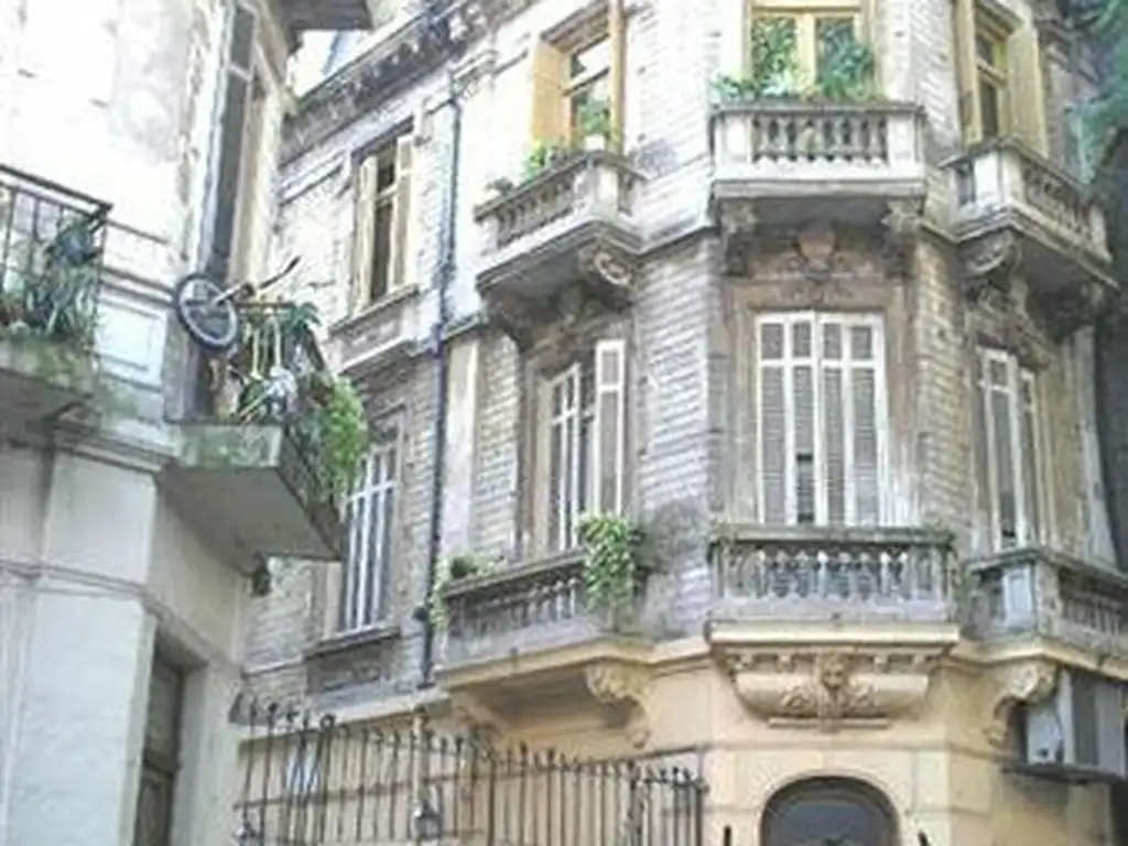 En el Pasaje de La Piedad, edificio emblematico y dentro del casco historico, se encuentra este magnífico semipiso integramente refaccionado a nuevo,