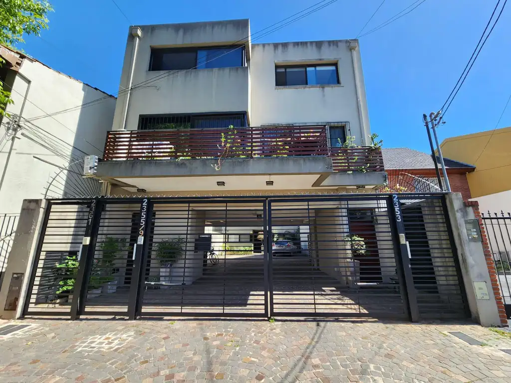 DUPLEX DE 3 AMBIENTES EN PLANTA ALTA COMO A ESTRENAR CON COCHERA EN VENTA. OLIVOS