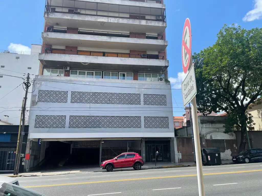 Garage de 3 plantas con 70 cocheras