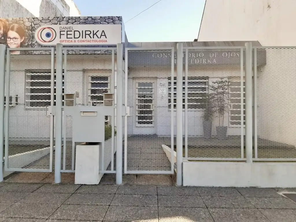 VENTA MUY BUEN LOCAL / POSIBLE CASA CON 2 DORMITORIOS Y PARQ