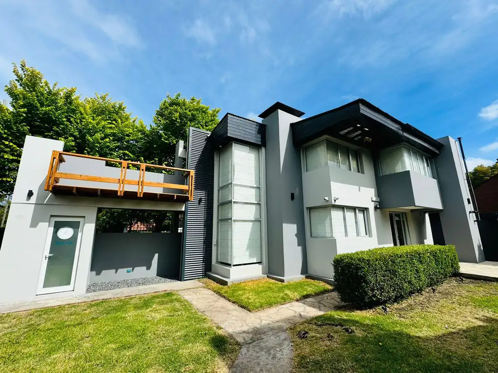 Casa en Andrade de tres ambientes con parque y trotadora para varios autos