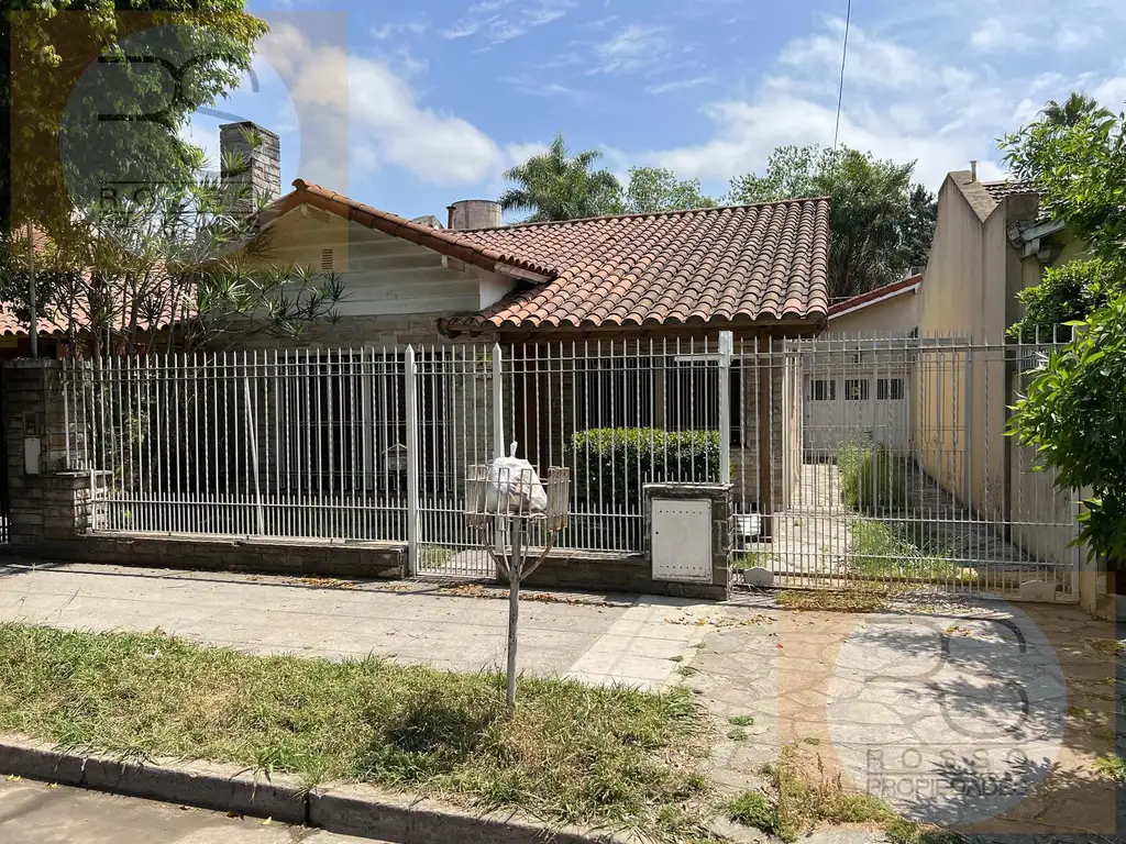 Casa 3 Ambientes  con dependencia en  Venta - Villa Sarmiento