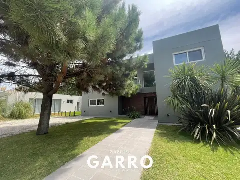 Hermosa Casa en venta - Costa Esmeralda Barrio Privado.