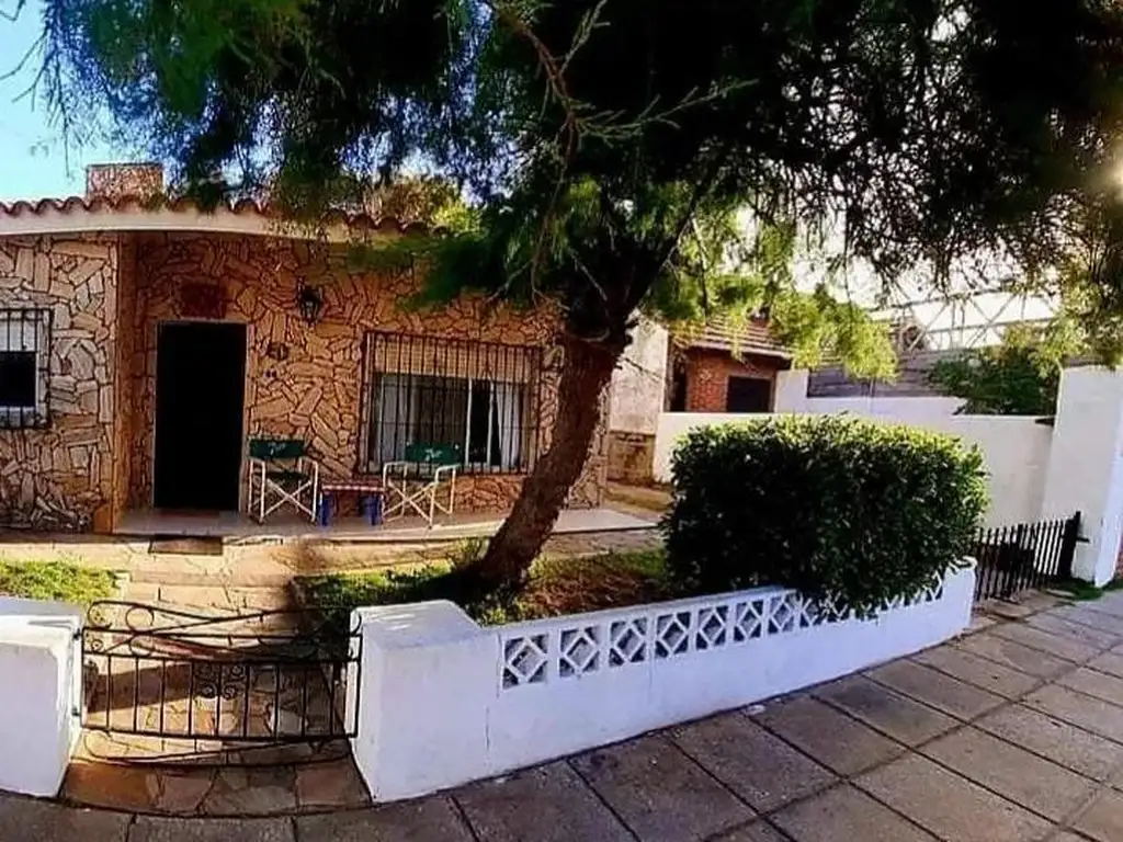 Casa en venta - 4 Dormitorios 2 Baños - 353Mts2 - Mar del Tuyú