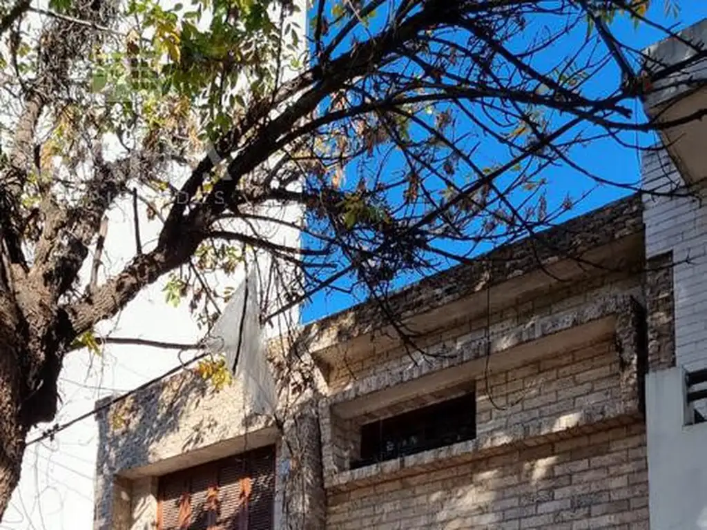 Casa venta Refinerias Rosario al frente con cochera, Terraza Parrilero, 2 baños, cochera