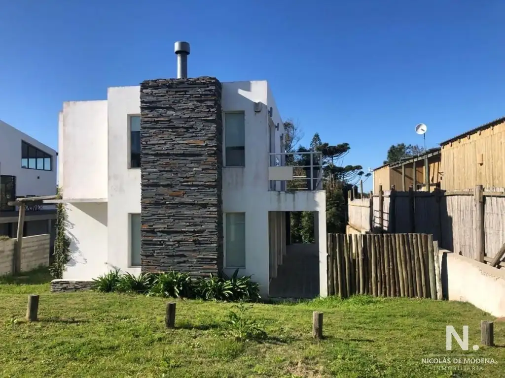 Casa estilo minimalista en Altos de Punta Piedras