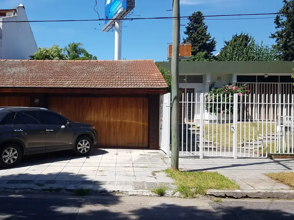 Muy buena casa de 6 ambientes 3 dormitorios gran jardin, pileta y cochera para varios autos