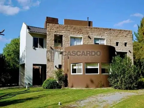 Casa de 4 ambientes 3 dormitorios con piscina en barrio privado El Lauquen Club de Campo