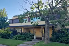 Casa en venta en Barrio Los Ombues, sobre lote central a laguna, 3/4 dormitorios, pileta