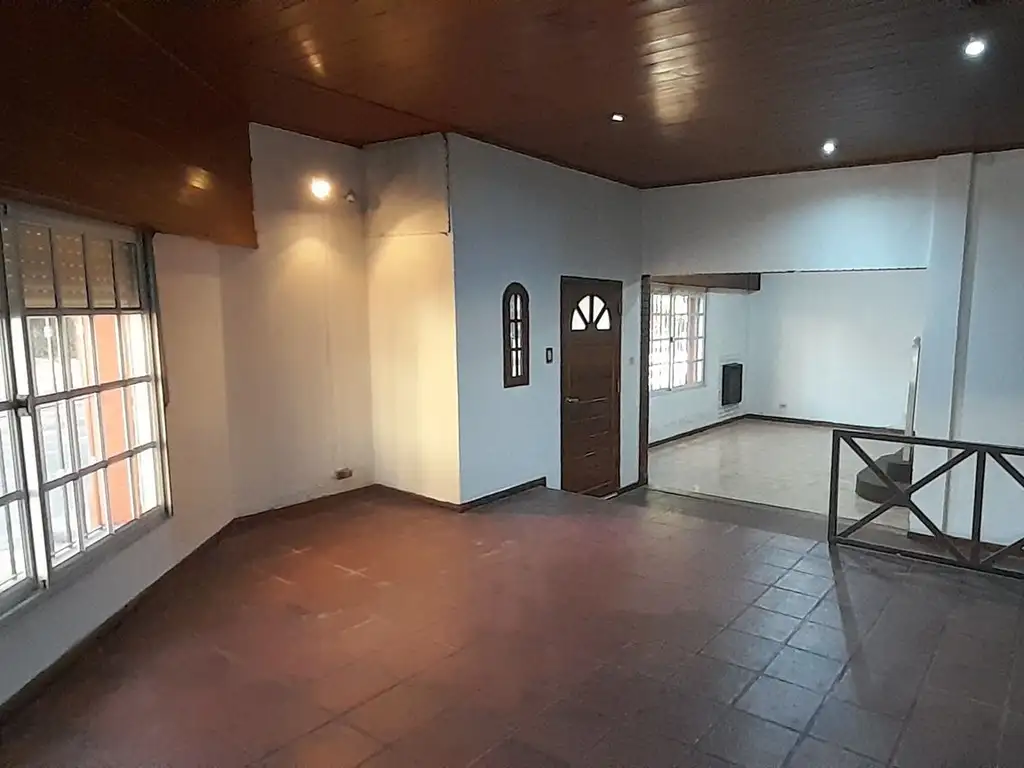 VENTA CASA 4 AMBIENTES VALENTIN ALSINA C/ COCHERA