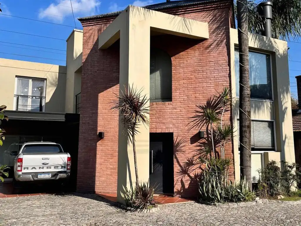 Casa en venta - 3 Dormitorios 3 Baños - Cochera - 300Mts2 - Champagnat, Pilar