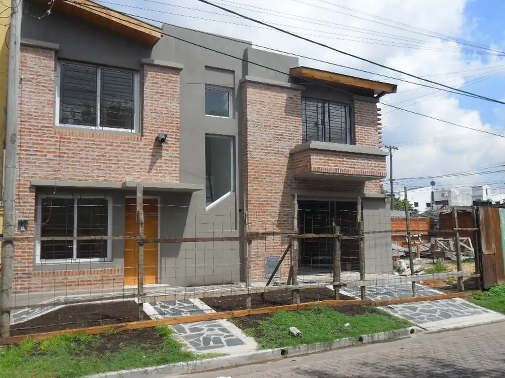 DUPLEX DE CATEGORIA CON ESTRUCTURA EN "L"  .